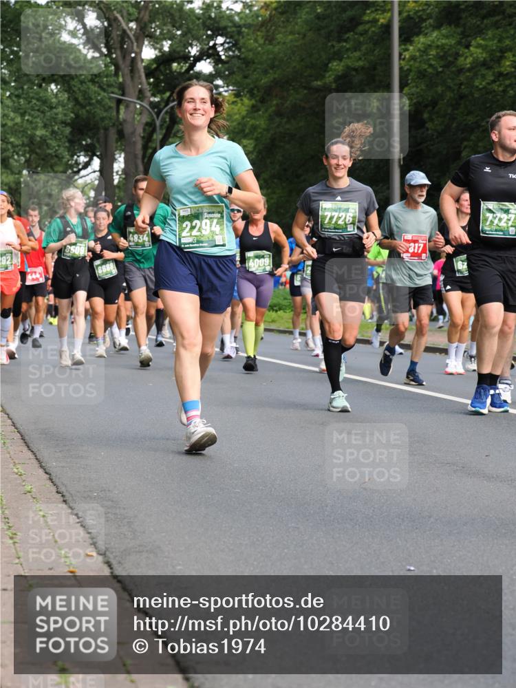 13.09.2026 - 21. swb-Marathon Bremen TobiasT http://msf.ph/oto/10284410 13.09.2026 12:08:58 Laufen 444, 4834, 8688, 2294, 4009, 7726, 317, 7727 meine-sportfotos.de