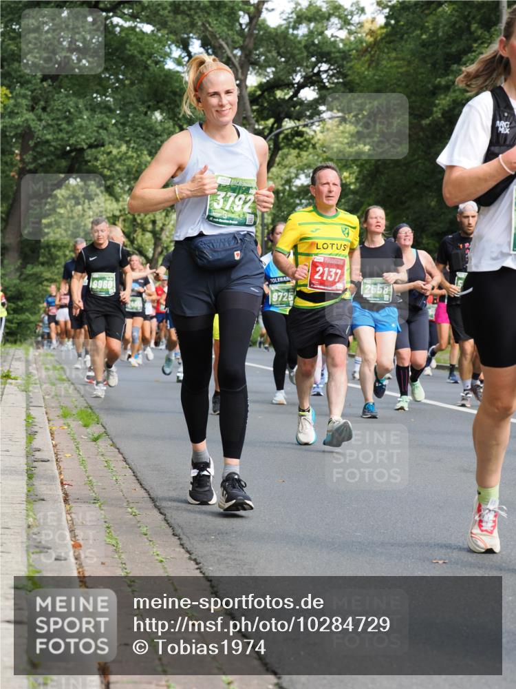 13.09.2026 - 21. swb-Marathon Bremen TobiasT http://msf.ph/oto/10284729 13.09.2026 12:10:12 Laufen 9960, 3792, 9725, 2137, 2558 meine-sportfotos.de