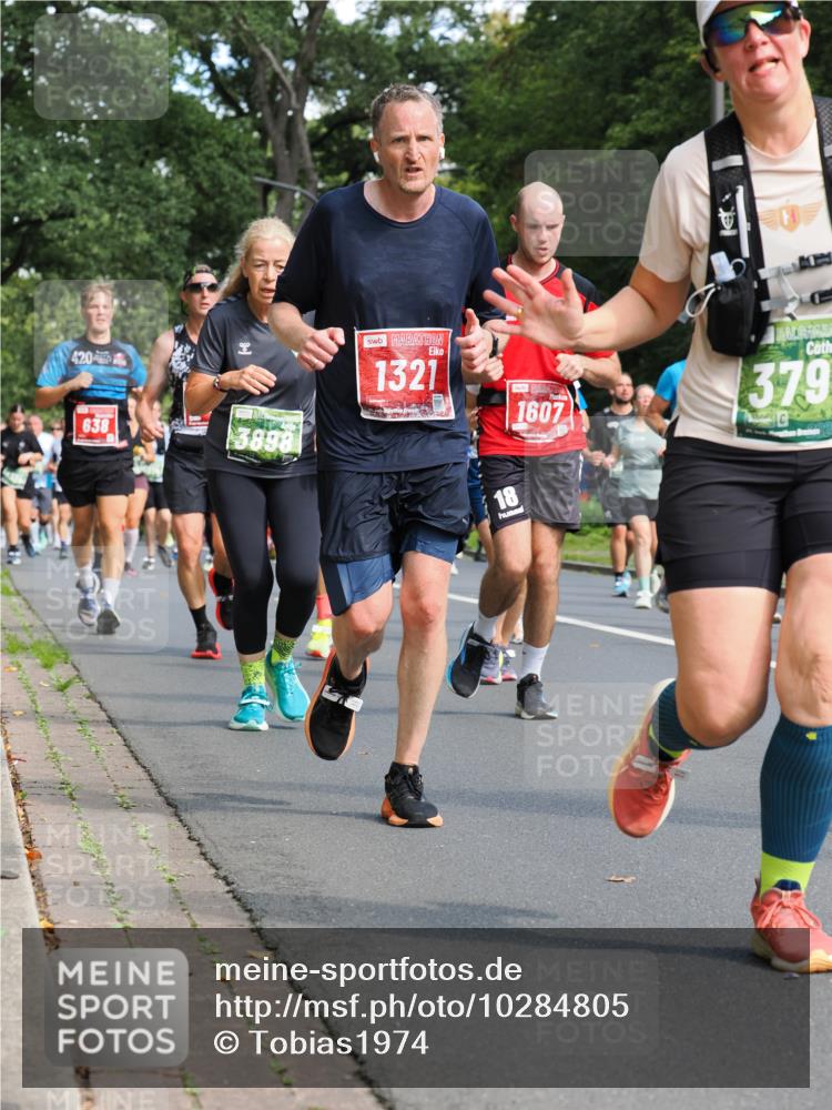 13.09.2026 - 21. swb-Marathon Bremen TobiasT http://msf.ph/oto/10284805 13.09.2026 12:10:27 Laufen 420, 638, 3898, 1321, 18, 1607, 379 meine-sportfotos.de