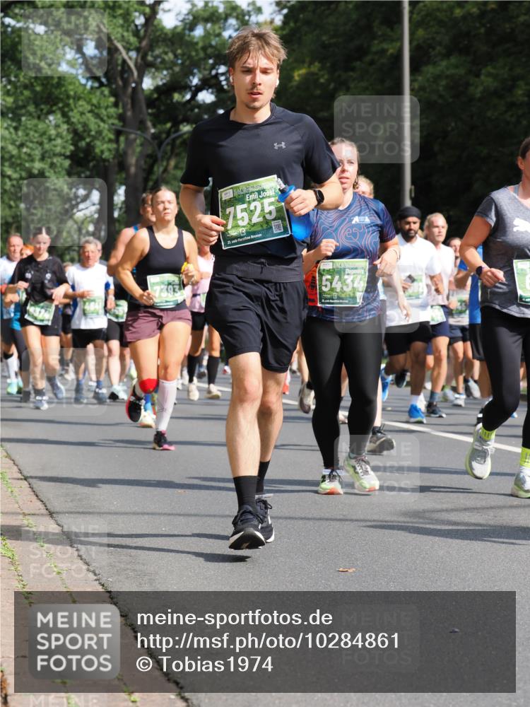 13.09.2026 - 21. swb-Marathon Bremen TobiasT http://msf.ph/oto/10284861 13.09.2026 12:10:34 Laufen 7393, 7525, 21, 26, 5434 meine-sportfotos.de