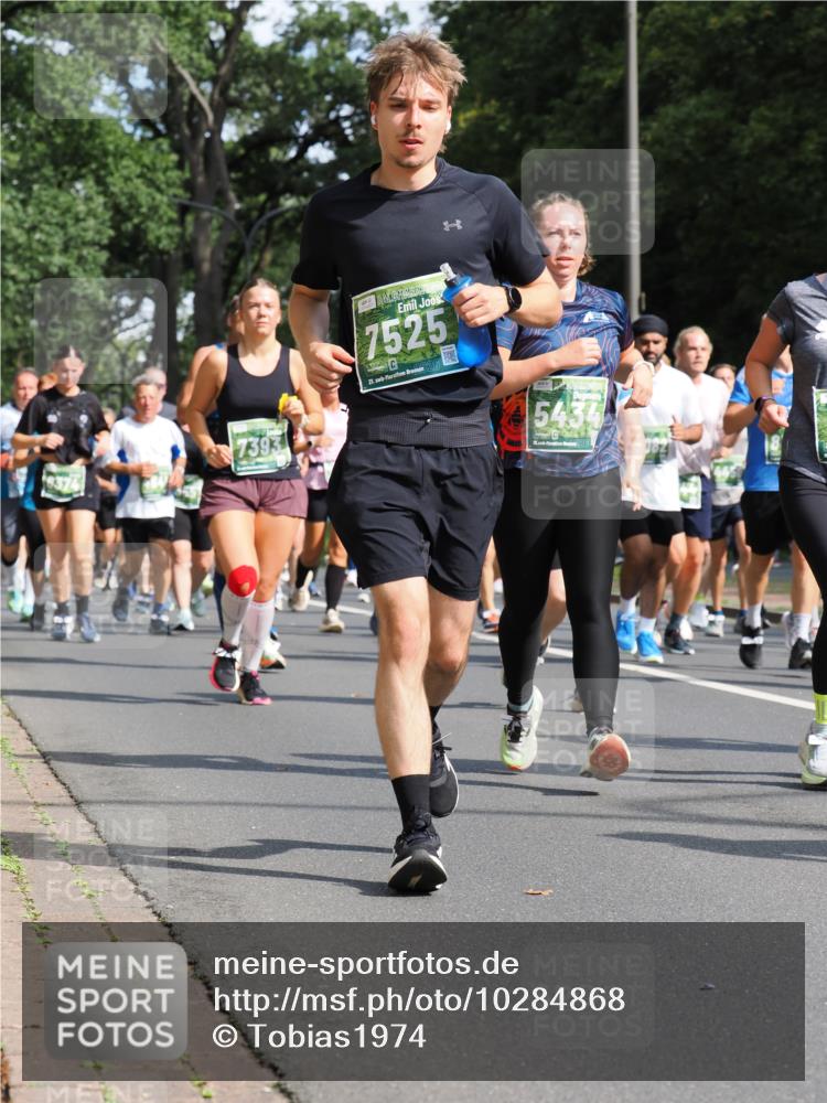 13.09.2026 - 21. swb-Marathon Bremen TobiasT http://msf.ph/oto/10284868 13.09.2026 12:10:34 Laufen 7393, 7525, 21, 5434, 2, 25 meine-sportfotos.de
