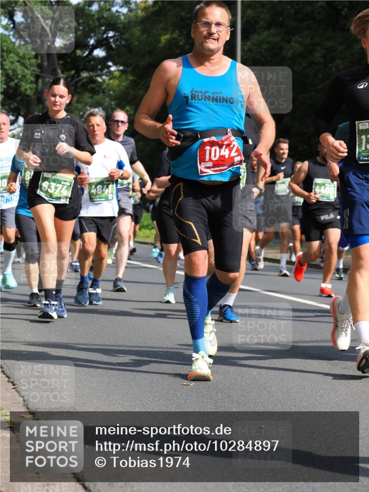 13.09.2026 - 21. swb-Marathon Bremen TobiasT http://msf.ph/oto/10284897 13.09.2026 12:10:37 Laufen 6374, 4641, 1042, 4795, 1306, 4400, 21 meine-sportfotos.de