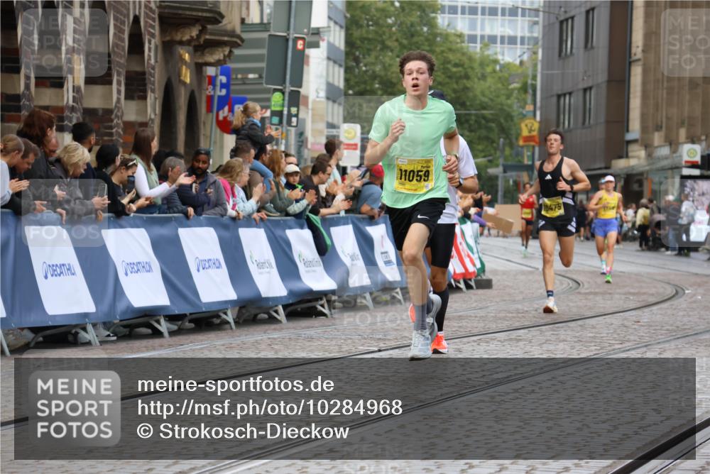 13.09.2026 - 21. swb-Marathon Bremen Strokosch-Dieckow http://msf.ph/oto/10284968 13.09.2026 10:33:41 Ziel 11652, 10797, 13541 meine-sportfotos.de