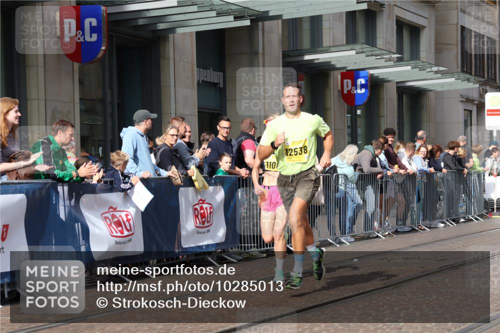 13.09.2026 - 21. swb-Marathon Bremen Strokosch-Dieckow http://msf.ph/oto/10285013 13.09.2026 10:37:53 Ziel 10302, 11142, 13551, 13553, 13559, 13584, 13587, 13636, 11083, 12538, 13535 meine-sportfotos.de