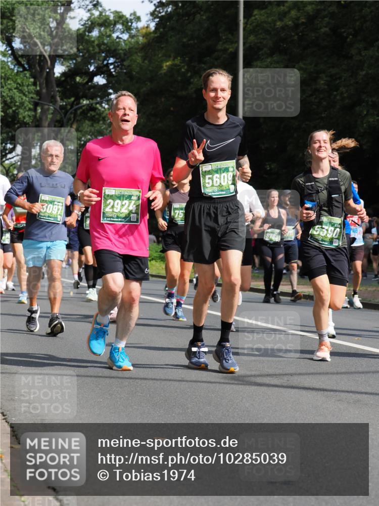 13.09.2026 - 21. swb-Marathon Bremen TobiasT http://msf.ph/oto/10285039 13.09.2026 12:10:59 Laufen 3097, 2924, 75, 5609, 5390 meine-sportfotos.de