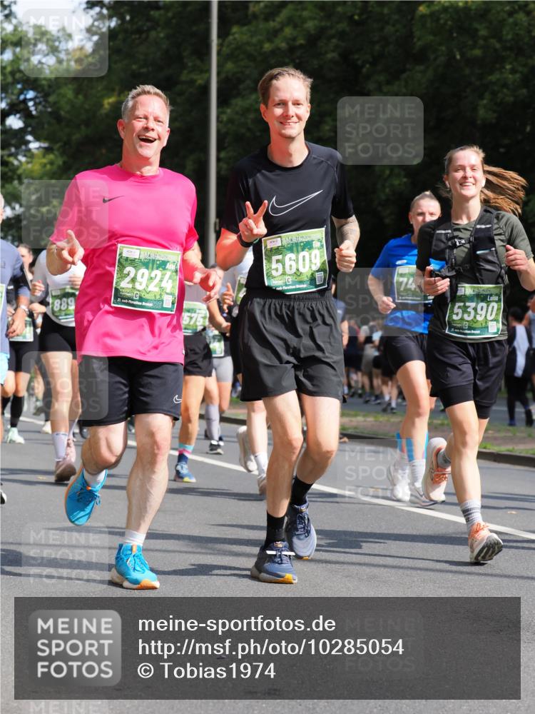 13.09.2026 - 21. swb-Marathon Bremen TobiasT http://msf.ph/oto/10285054 13.09.2026 12:10:59 Laufen 889, 2924, 21, 26, 5609, 74, 5390, 21 meine-sportfotos.de