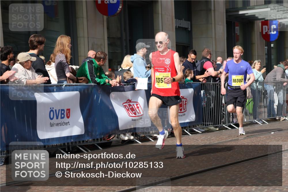 13.09.2026 - 21. swb-Marathon Bremen Strokosch-Dieckow http://msf.ph/oto/10285133 13.09.2026 10:38:06 Ziel 10441, 13507, 13553, 13636, 10302, 11083, 11142, 12538, 13535, 13551, 13559, 13584, 13587 meine-sportfotos.de