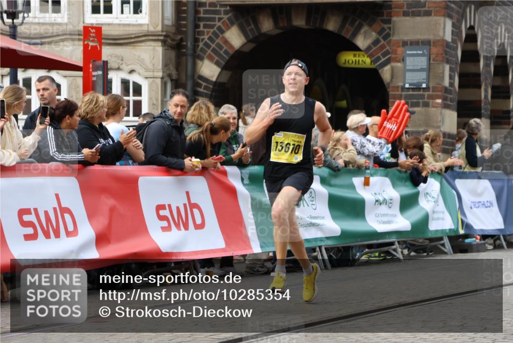 13.09.2026 - 21. swb-Marathon Bremen Strokosch-Dieckow http://msf.ph/oto/10285354 13.09.2026 10:34:28 Ziel 13605, 13610, 10818, 13637 meine-sportfotos.de