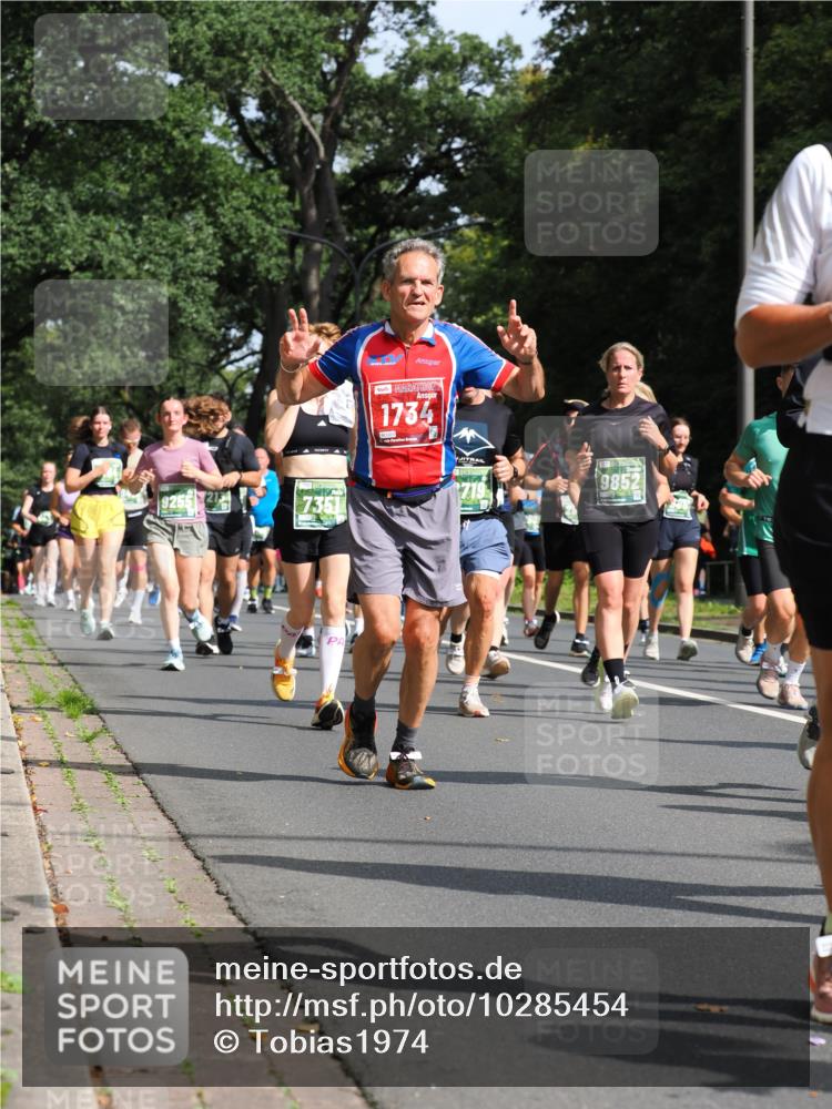 13.09.2026 - 21. swb-Marathon Bremen TobiasT http://msf.ph/oto/10285454 13.09.2026 12:12:37 Laufen 1734, 7351, 7, 19, 9852 meine-sportfotos.de