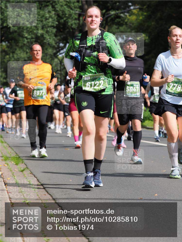 13.09.2026 - 21. swb-Marathon Bremen TobiasT http://msf.ph/oto/10285810 13.09.2026 12:14:38 Laufen 8977, 6122, 5047, 1778, 21 meine-sportfotos.de