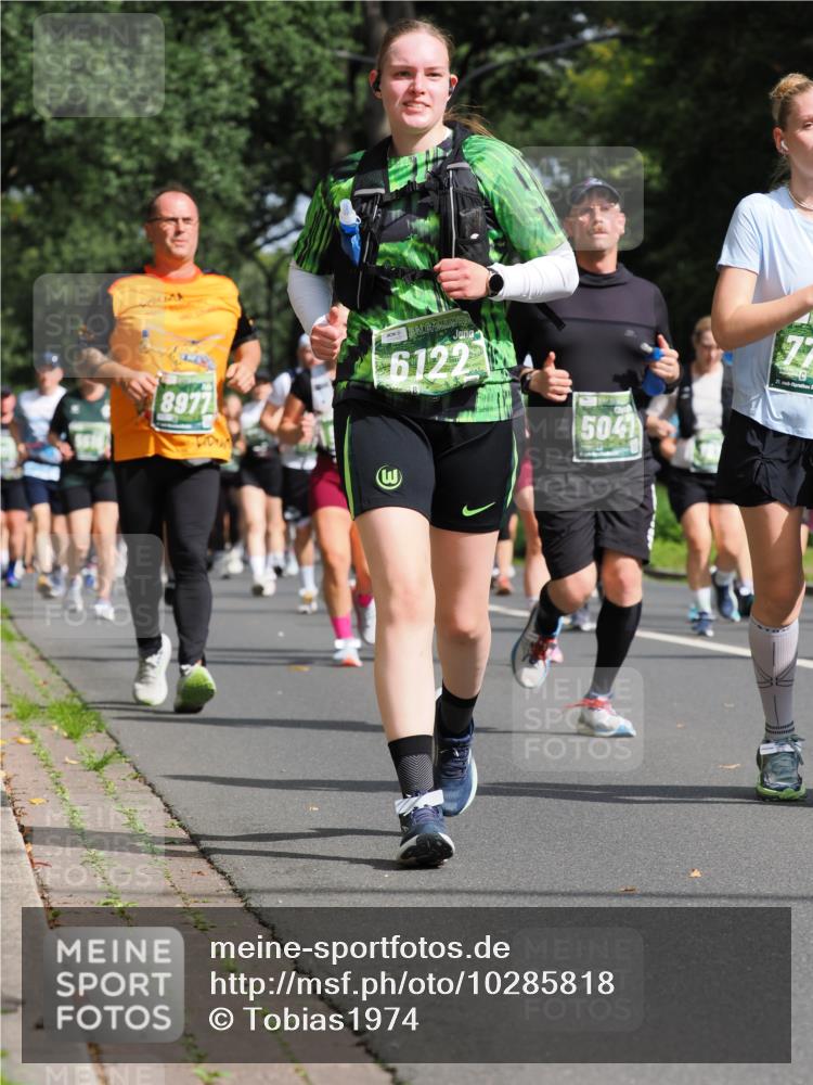 13.09.2026 - 21. swb-Marathon Bremen TobiasT http://msf.ph/oto/10285818 13.09.2026 12:14:38 Laufen 8977, 6122, 5041, 21 meine-sportfotos.de