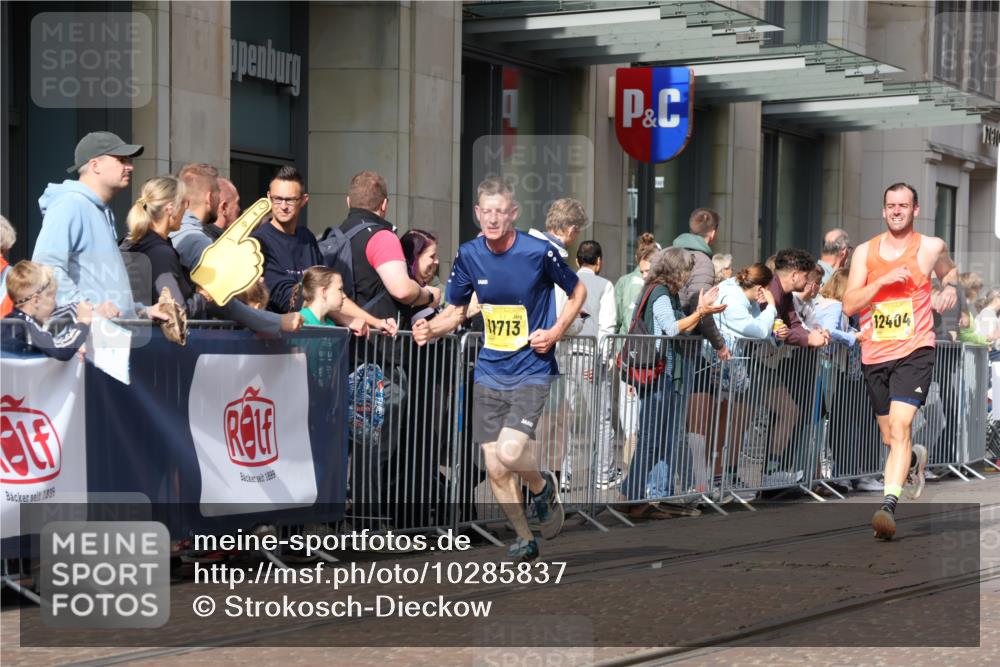 13.09.2026 - 21. swb-Marathon Bremen Strokosch-Dieckow http://msf.ph/oto/10285837 13.09.2026 10:39:25 Ziel 11713, 12339, 12404, 13513, 13519, 13642, 11227, 11454, 11713, 12003, 13556, 13641 meine-sportfotos.de