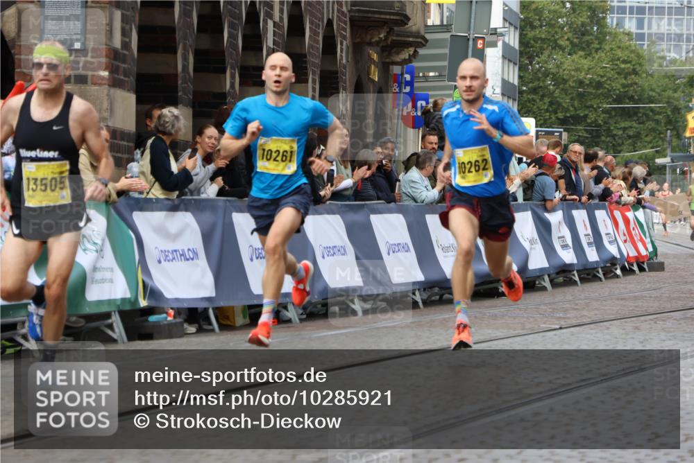 13.09.2026 - 21. swb-Marathon Bremen Strokosch-Dieckow http://msf.ph/oto/10285921 13.09.2026 10:35:18 Ziel 10261, 10262, 11197, 11964, 13505, 13560, 13588, 13601, 13625, 11068, 11176, 11345, 12289, 13514, 13540, 13583, 13590, 13619 meine-sportfotos.de