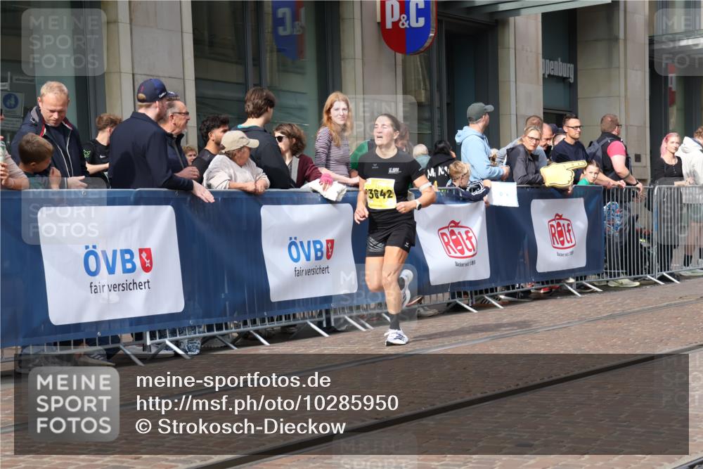 13.09.2026 - 21. swb-Marathon Bremen Strokosch-Dieckow http://msf.ph/oto/10285950 13.09.2026 10:39:38 Ziel 11198, 11721, 12144, 12339, 13519, 11713, 12404, 13513, 13556, 13642 meine-sportfotos.de