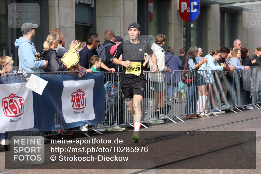 13.09.2026 - 21. swb-Marathon Bremen Strokosch-Dieckow http://msf.ph/oto/10285976 13.09.2026 10:39:48 Ziel 11198, 11721, 12144, 11713, 12339, 12404, 13513, 13519, 13642 meine-sportfotos.de