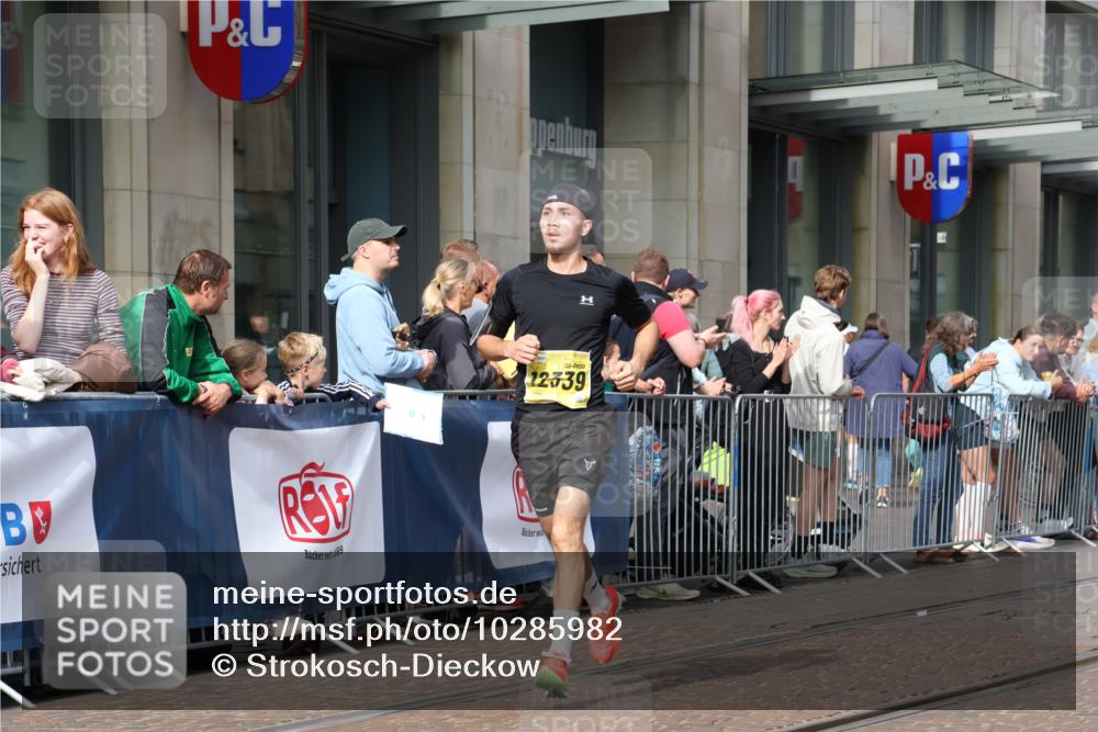 13.09.2026 - 21. swb-Marathon Bremen Strokosch-Dieckow http://msf.ph/oto/10285982 13.09.2026 10:39:49 Ziel 11198, 11721, 12144, 11713, 12339, 12404, 13513, 13519, 13642 meine-sportfotos.de
