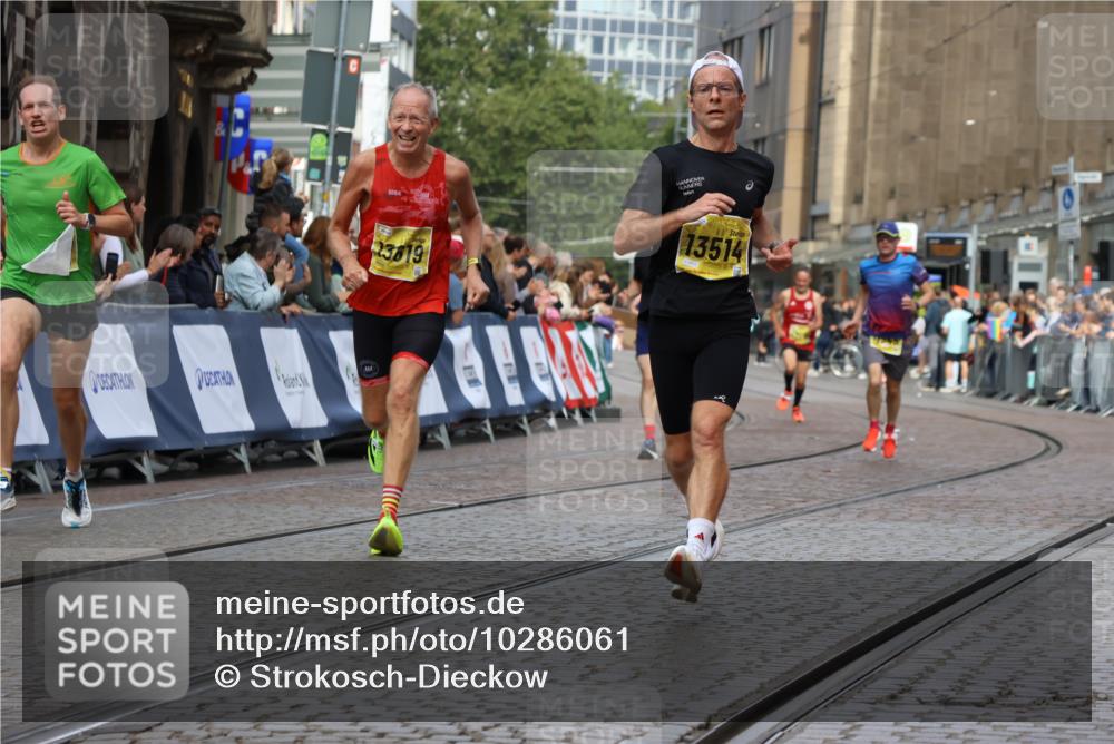 13.09.2026 - 21. swb-Marathon Bremen Strokosch-Dieckow http://msf.ph/oto/10286061 13.09.2026 10:35:29 Ziel 10261, 10262, 10994, 11512, 13505, 13560, 12289, 13558 meine-sportfotos.de