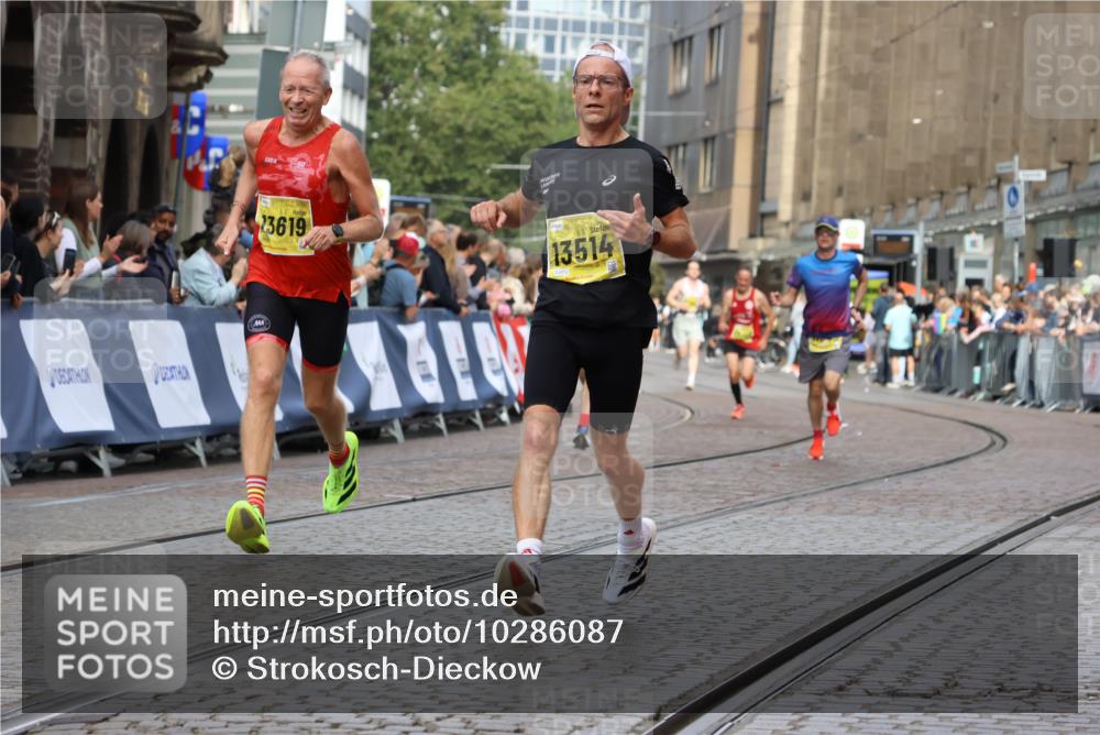 13.09.2026 - 21. swb-Marathon Bremen Strokosch-Dieckow http://msf.ph/oto/10286087 13.09.2026 10:35:29 Ziel 10261, 10262, 10994, 11512, 13505, 13560, 12289, 13558 meine-sportfotos.de