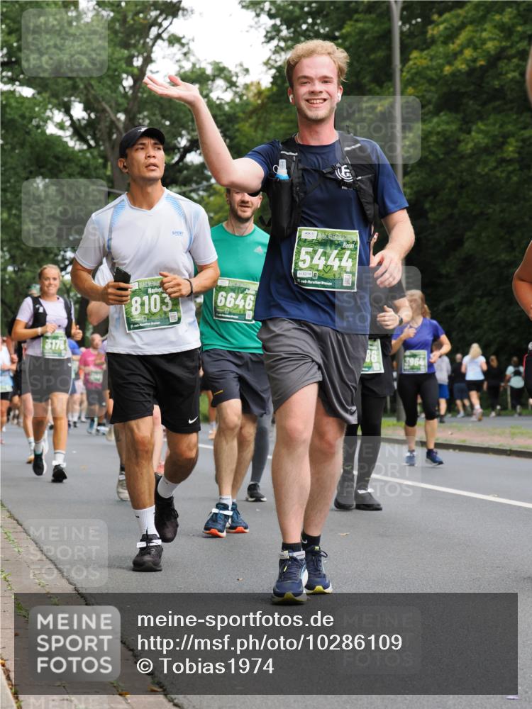 13.09.2026 - 21. swb-Marathon Bremen TobiasT http://msf.ph/oto/10286109 13.09.2026 12:16:44 Laufen 3178, 8103, 2, 6646, 5444, 8214, 26, 86, 3964 meine-sportfotos.de