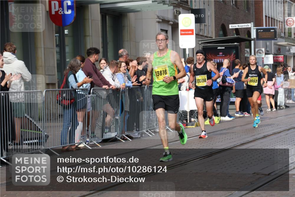 13.09.2026 - 21. swb-Marathon Bremen Strokosch-Dieckow http://msf.ph/oto/10286124 13.09.2026 10:40:23 Ziel 10520, 10575, 11373, 11903, 12477, 13563, 13566, 11373, 13616 meine-sportfotos.de