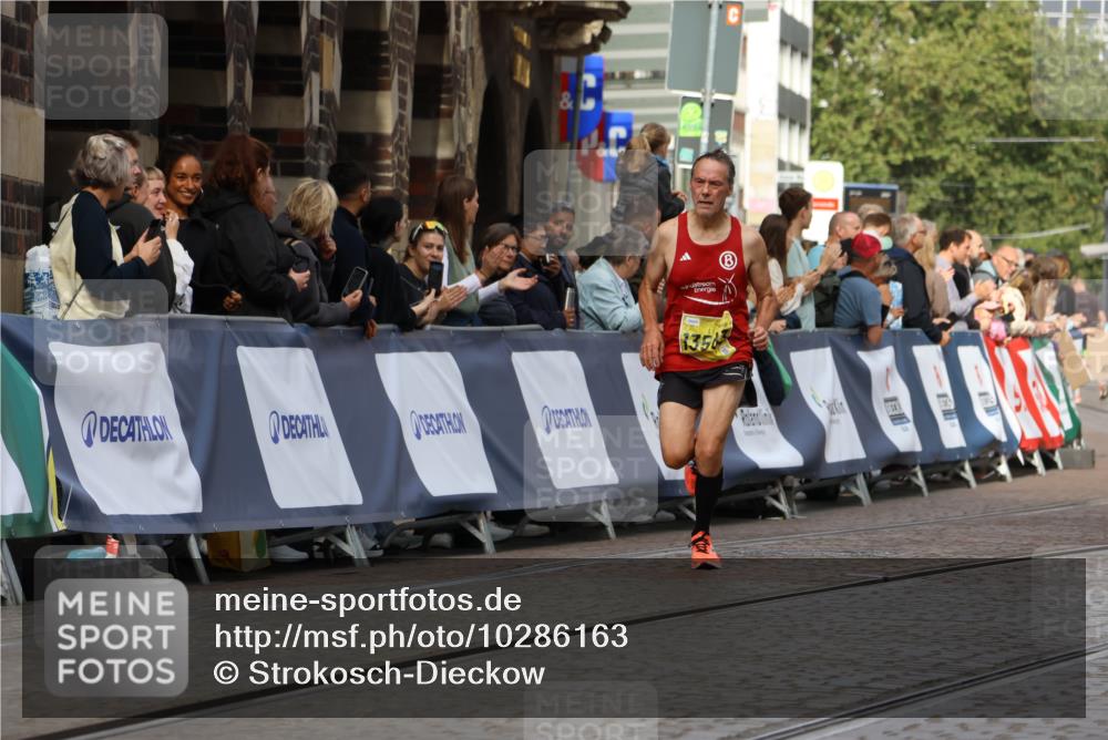 13.09.2026 - 21. swb-Marathon Bremen Strokosch-Dieckow http://msf.ph/oto/10286163 13.09.2026 10:35:36 Ziel 10261, 10262, 10994, 11068, 11176, 11345, 11512, 13505, 13514, 13540, 13560, 13590, 13619, 13558 meine-sportfotos.de