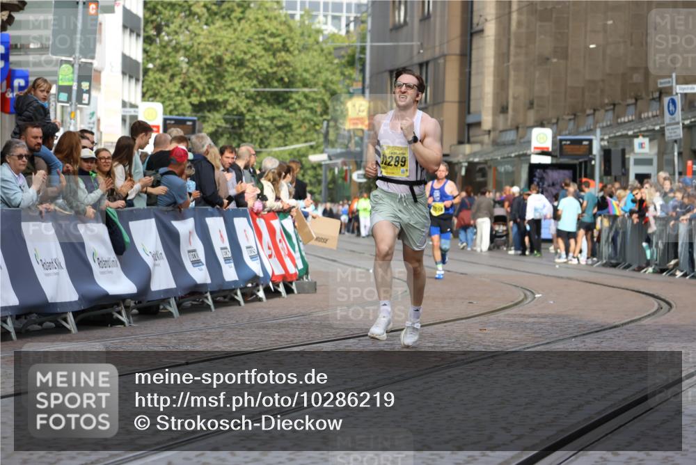 13.09.2026 - 21. swb-Marathon Bremen Strokosch-Dieckow http://msf.ph/oto/10286219 13.09.2026 10:35:39 Ziel 10994, 11068, 11176, 11345, 11512, 13514, 13540, 13583, 13590, 13619, 13558 meine-sportfotos.de