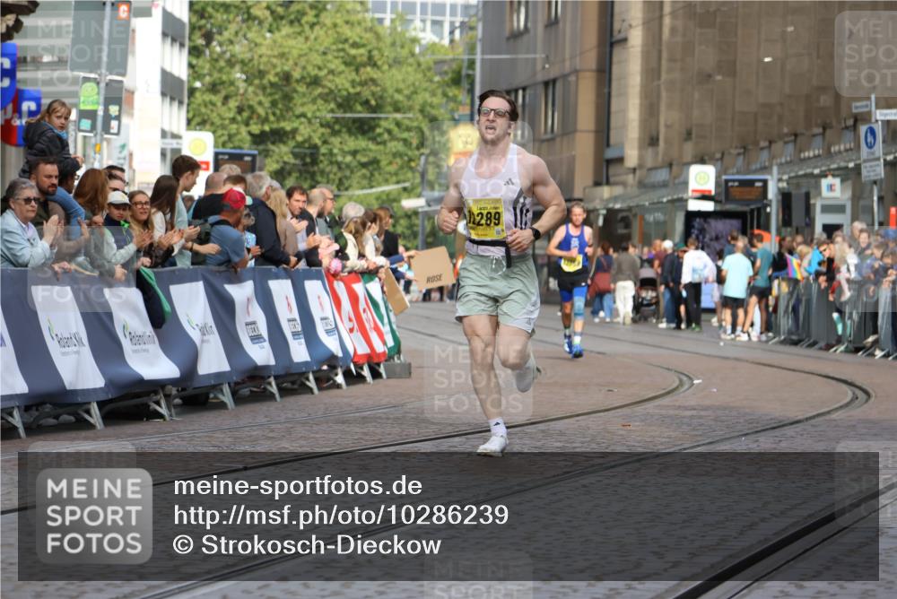 13.09.2026 - 21. swb-Marathon Bremen Strokosch-Dieckow http://msf.ph/oto/10286239 13.09.2026 10:35:39 Ziel 10994, 11068, 11176, 11345, 11512, 13514, 13540, 13583, 13590, 13619, 13558 meine-sportfotos.de