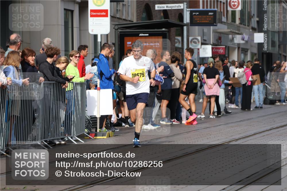 13.09.2026 - 21. swb-Marathon Bremen Strokosch-Dieckow http://msf.ph/oto/10286256 13.09.2026 10:40:36 Ziel 10575, 11201, 11903, 12209, 12477, 10520, 11373, 13563, 13566, 13616 meine-sportfotos.de