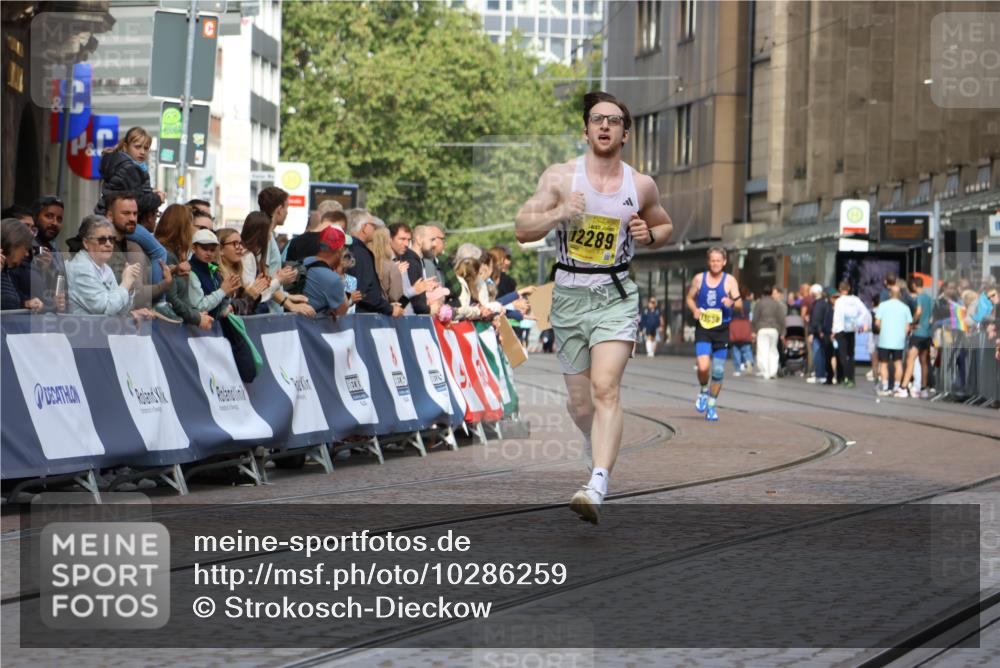 13.09.2026 - 21. swb-Marathon Bremen Strokosch-Dieckow http://msf.ph/oto/10286259 13.09.2026 10:35:39 Ziel 10994, 11068, 11176, 11345, 11512, 13514, 13540, 13583, 13590, 13619, 13558 meine-sportfotos.de
