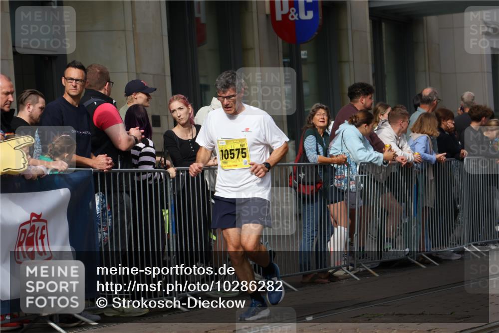 13.09.2026 - 21. swb-Marathon Bremen Strokosch-Dieckow http://msf.ph/oto/10286282 13.09.2026 10:40:39 Ziel 10575, 11201, 11903, 12209, 12477, 10520, 11373, 13563, 13566, 13616 meine-sportfotos.de