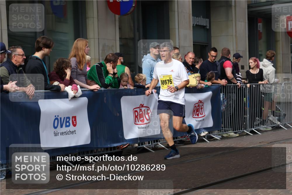 13.09.2026 - 21. swb-Marathon Bremen Strokosch-Dieckow http://msf.ph/oto/10286289 13.09.2026 10:40:40 Ziel 10575, 11201, 11903, 12209, 12477, 10520, 11373, 13563, 13566, 13616 meine-sportfotos.de
