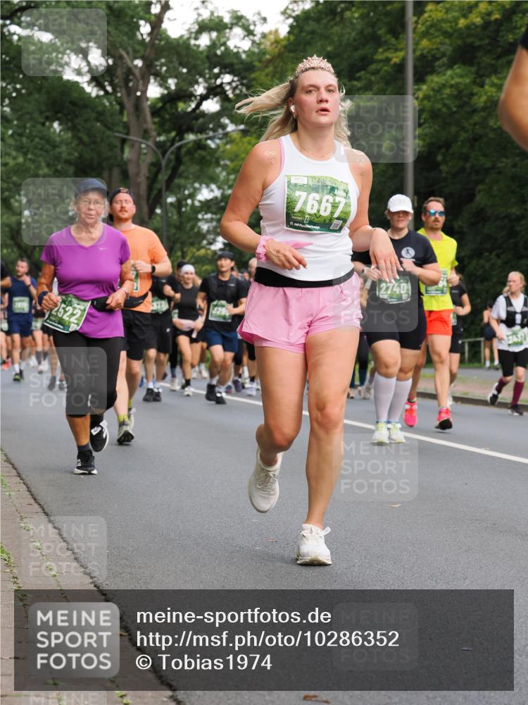 13.09.2026 - 21. swb-Marathon Bremen TobiasT http://msf.ph/oto/10286352 13.09.2026 12:17:40 Laufen 329, 7667, 21, 20, 2740, 2437 meine-sportfotos.de