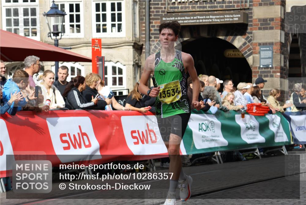 13.09.2026 - 21. swb-Marathon Bremen Strokosch-Dieckow http://msf.ph/oto/10286357 13.09.2026 10:36:10 Ziel 13534, 13558, 12324, 12513, 13575 meine-sportfotos.de