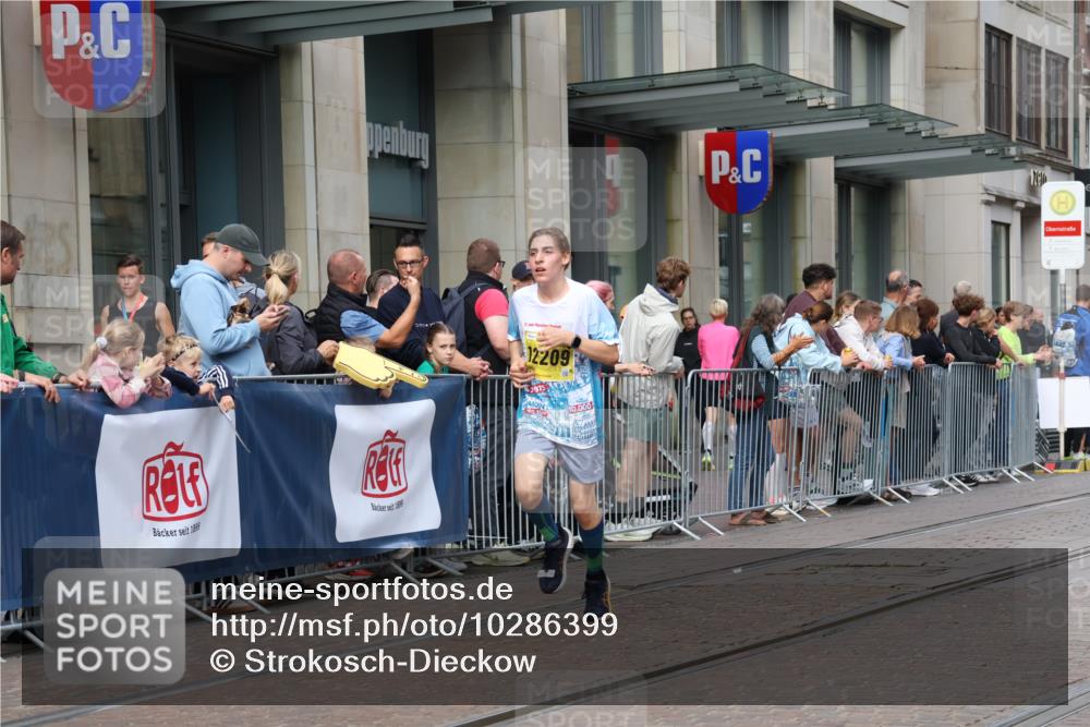13.09.2026 - 21. swb-Marathon Bremen Strokosch-Dieckow http://msf.ph/oto/10286399 13.09.2026 10:40:57 Ziel 11077, 11201, 12209, 13520, 10520, 10575, 11903, 12209, 12477 meine-sportfotos.de