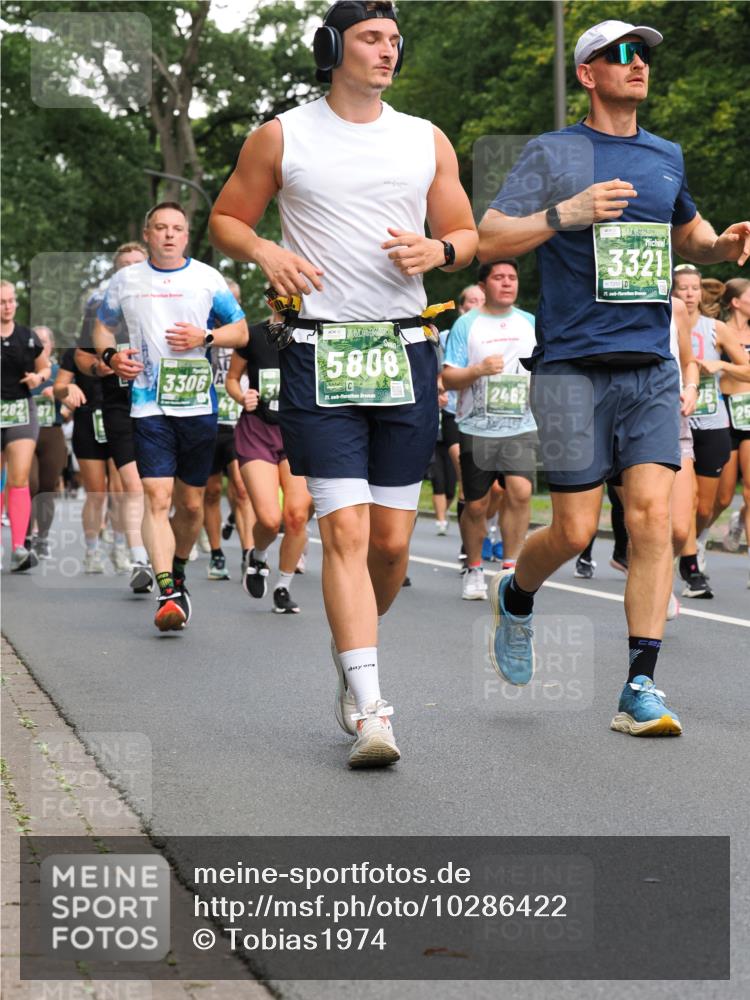 13.09.2026 - 21. swb-Marathon Bremen TobiasT http://msf.ph/oto/10286422 13.09.2026 12:17:59 Laufen 3306, 3321, 7250, 21, 5808, 21, 26, 2462 meine-sportfotos.de