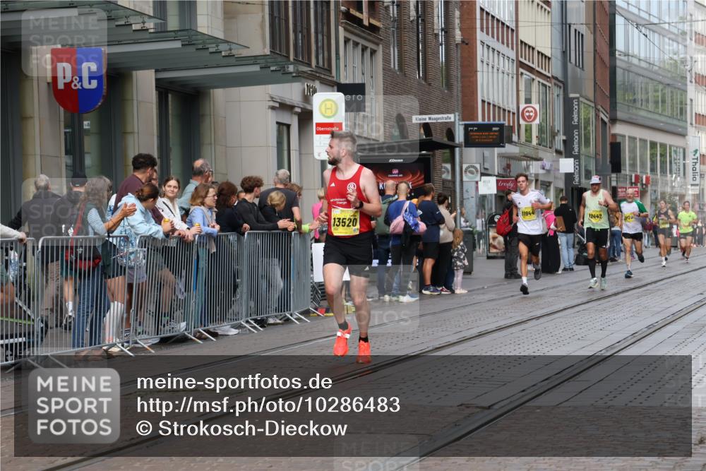 13.09.2026 - 21. swb-Marathon Bremen Strokosch-Dieckow http://msf.ph/oto/10286483 13.09.2026 10:41:18 Ziel 10341, 10972, 11426, 11527, 11628, 11944, 12246, 12442, 12455, 13520, 13586, 13600, 11077, 11201, 12209 meine-sportfotos.de