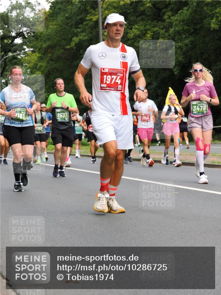 13.09.2026 - 21. swb-Marathon Bremen TobiasT http://msf.ph/oto/10286725 13.09.2026 12:18:59 Laufen 468, 3161, 160, 9537, 1974, 1701, 2, 126, 1144, 3478 meine-sportfotos.de