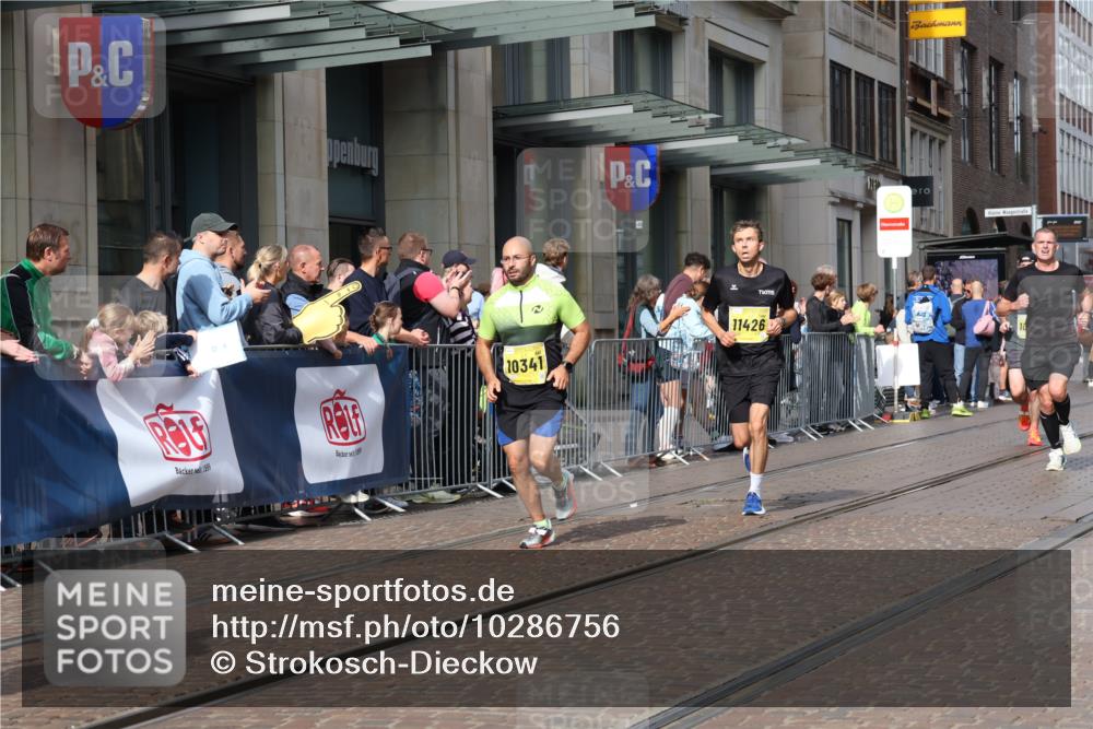 13.09.2026 - 21. swb-Marathon Bremen Strokosch-Dieckow http://msf.ph/oto/10286756 13.09.2026 10:41:37 Ziel 10341, 10972, 11426, 11527, 12246, 12426, 12468, 13621, 11426, 11628, 11944, 12246, 12442, 12455, 13520, 13586, 13600 meine-sportfotos.de