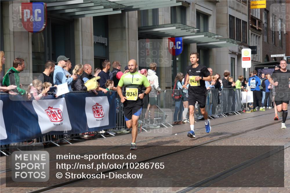 13.09.2026 - 21. swb-Marathon Bremen Strokosch-Dieckow http://msf.ph/oto/10286765 13.09.2026 10:41:37 Ziel 10341, 10972, 11426, 11527, 12246, 12426, 12468, 13621, 11426, 11628, 11944, 12246, 12442, 12455, 13520, 13586, 13600 meine-sportfotos.de