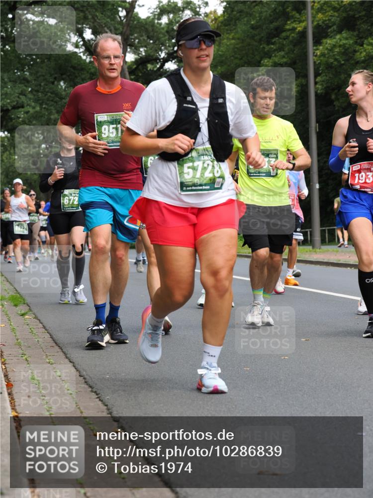 13.09.2026 - 21. swb-Marathon Bremen TobiasT http://msf.ph/oto/10286839 13.09.2026 12:19:25 Laufen 13142, 8822, 951, 5728, 672, 21, 193 meine-sportfotos.de