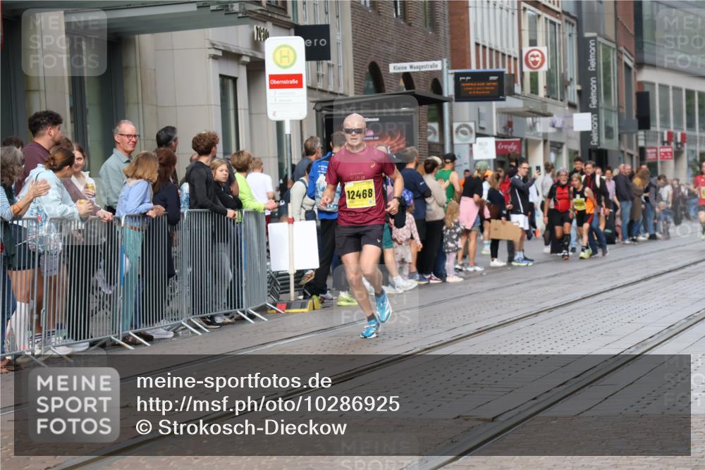 13.09.2026 - 21. swb-Marathon Bremen Strokosch-Dieckow http://msf.ph/oto/10286925 13.09.2026 10:41:48 Ziel 11895, 12426, 12468, 13585, 13621, 10341, 10972, 11426, 11527, 11628, 11944, 12246, 12442, 12455, 13586, 13600 meine-sportfotos.de