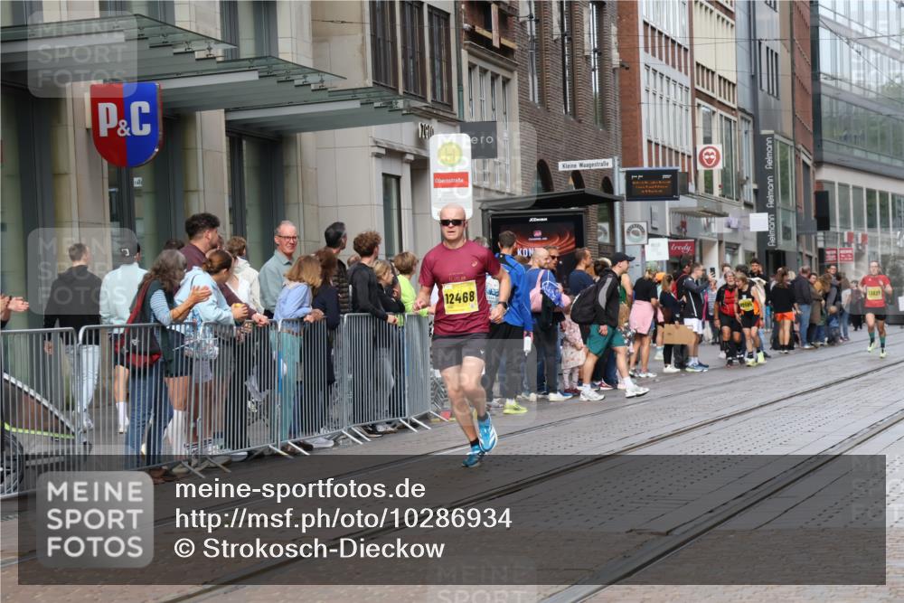 13.09.2026 - 21. swb-Marathon Bremen Strokosch-Dieckow http://msf.ph/oto/10286934 13.09.2026 10:41:49 Ziel 11895, 12426, 12468, 13585, 13621, 10341, 10972, 11426, 11527, 11628, 11944, 12246, 12442, 12455, 13586, 13600 meine-sportfotos.de