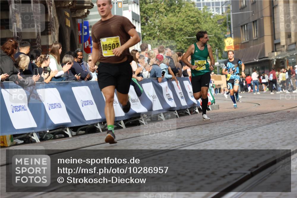13.09.2026 - 21. swb-Marathon Bremen Strokosch-Dieckow http://msf.ph/oto/10286957 13.09.2026 10:37:29 Ziel 10961, 11654, 13568 meine-sportfotos.de