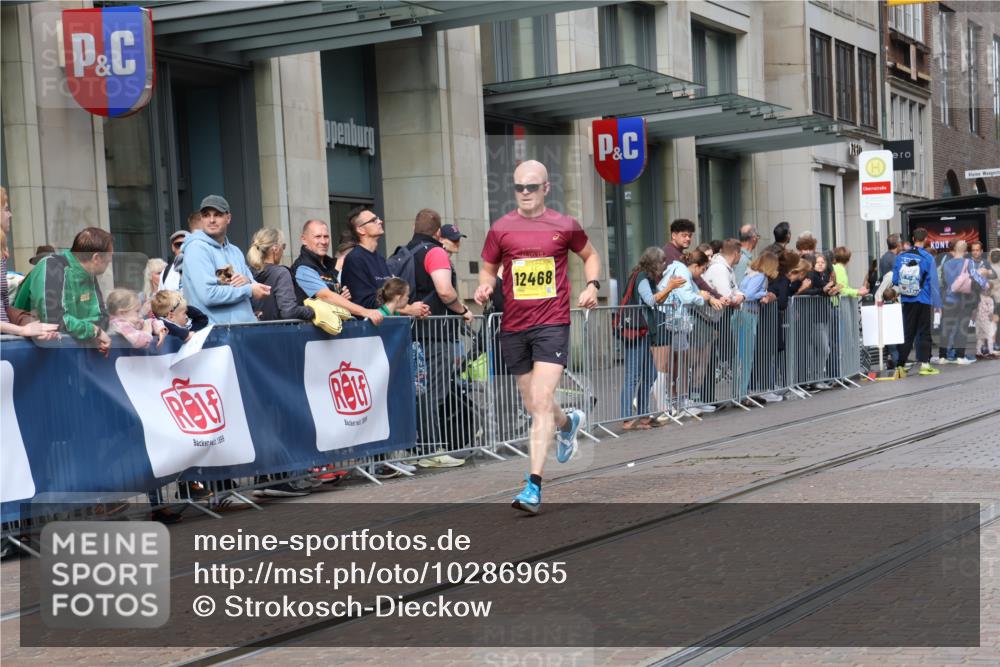 13.09.2026 - 21. swb-Marathon Bremen Strokosch-Dieckow http://msf.ph/oto/10286965 13.09.2026 10:41:52 Ziel 11630, 11895, 12426, 13585, 13621, 10341, 10972, 11426, 11527, 11628, 12246, 12455, 12468, 13586, 13600 meine-sportfotos.de