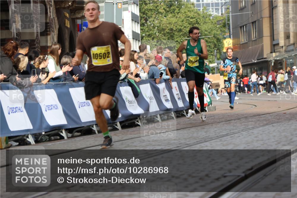 13.09.2026 - 21. swb-Marathon Bremen Strokosch-Dieckow http://msf.ph/oto/10286968 13.09.2026 10:37:30 Ziel 10961, 11654, 13568 meine-sportfotos.de