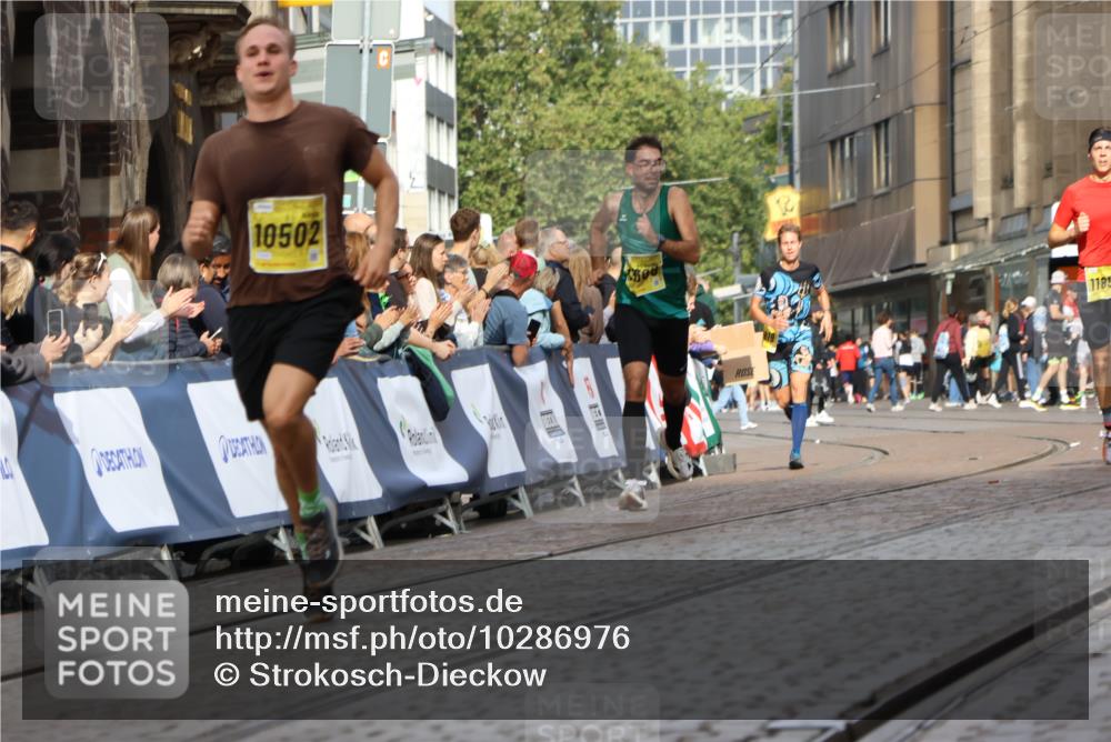 13.09.2026 - 21. swb-Marathon Bremen Strokosch-Dieckow http://msf.ph/oto/10286976 13.09.2026 10:37:30 Ziel 10961, 11654, 13568 meine-sportfotos.de