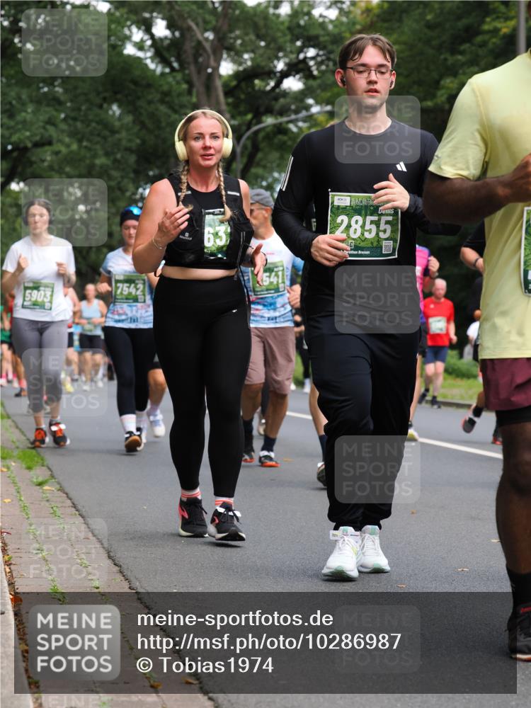 13.09.2026 - 21. swb-Marathon Bremen TobiasT http://msf.ph/oto/10286987 13.09.2026 12:19:54 Laufen 5903, 7542, 2855, 63 meine-sportfotos.de