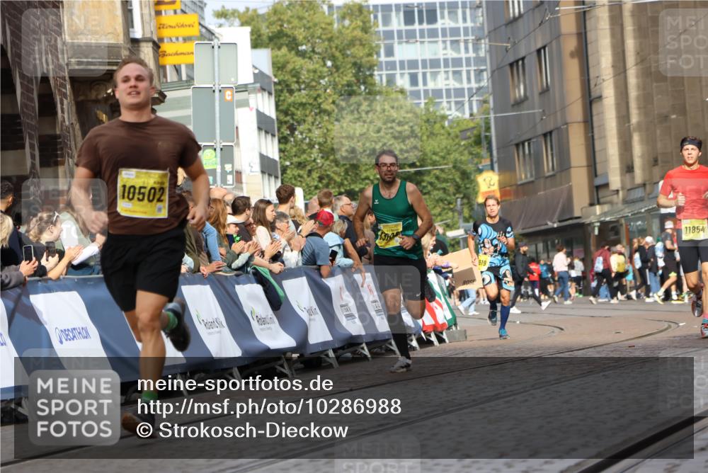 13.09.2026 - 21. swb-Marathon Bremen Strokosch-Dieckow http://msf.ph/oto/10286988 13.09.2026 10:37:30 Ziel 10961, 11654, 13568 meine-sportfotos.de
