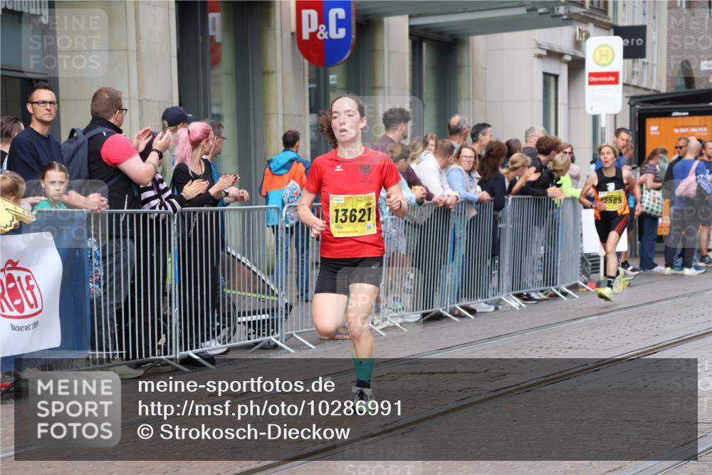13.09.2026 - 21. swb-Marathon Bremen Strokosch-Dieckow http://msf.ph/oto/10286991 13.09.2026 10:41:59 Ziel 10358, 10632, 10775, 11375, 11630, 11895, 12395, 12426, 12525, 13585, 10341, 10972, 11426, 11527, 12246, 12468, 13586, 13621 meine-sportfotos.de