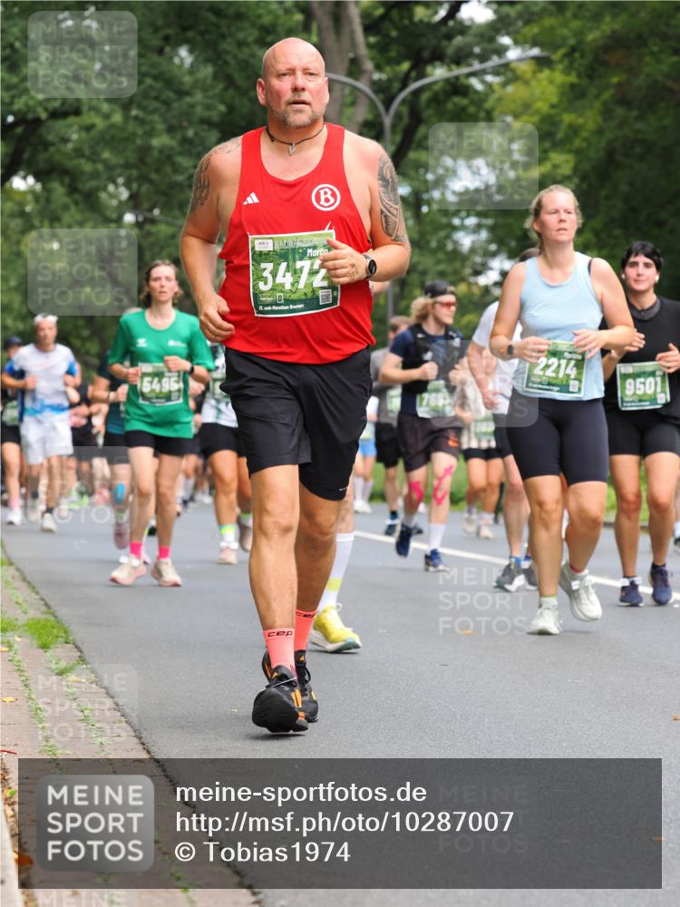 13.09.2026 - 21. swb-Marathon Bremen TobiasT http://msf.ph/oto/10287007 13.09.2026 12:20:05 Laufen 5495, 3472, 21, 17683, 2214, 9501 meine-sportfotos.de